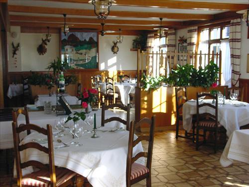 Hotel Restaurant Le Gruyerien Morlon Restoran foto